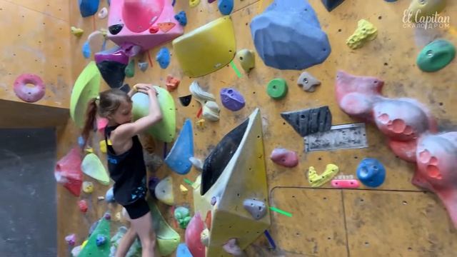 Скалолазание для детей в СПб | Тренировка на боулдеринге | Лига Капитана смотреть онлайн