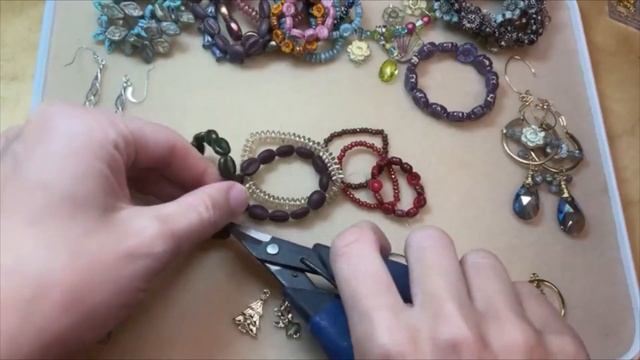 How to Make a Czech Glass Christmas Bracelet - Jewelry Making Inspiration смотреть онлайн