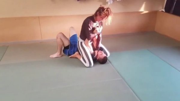 Experienced Woman wrestles weak man in Brazilian Jujitsu (BJJ)