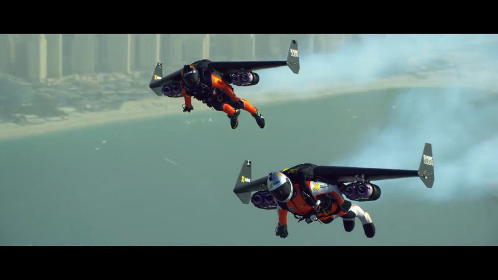 Полёт на реактивном ранце над Дубаем смотреть онлайн