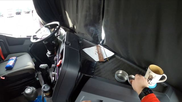 Субота.Байдикуємо та чекаємо причіп в порту. Також знайомлюсь з дроном. смотреть онлайн