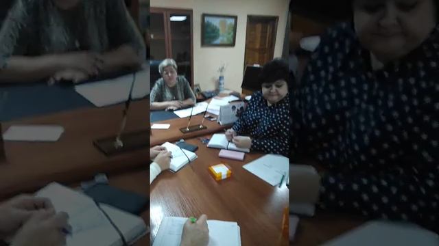 Сборище Юбкопротирающих на планерках в УСЗН Старого Оскола смотреть онлайн