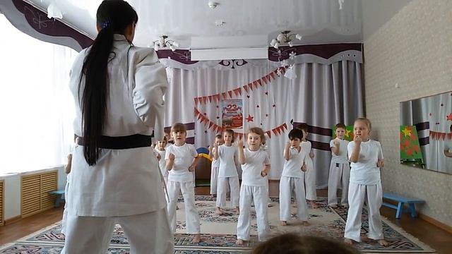 Софья в детском садике показывает карате.Sofia on February 23 kindergarten shows karate. смотреть онлайн
