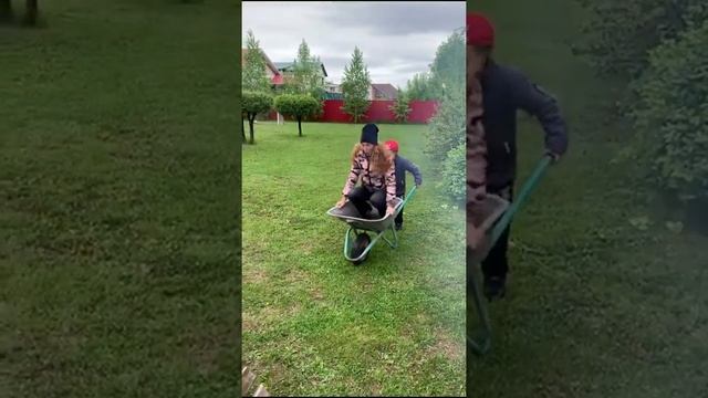 Тачка, тележка, дача и дети смотреть онлайн