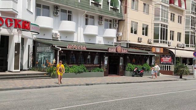 Улицы Алушты. спускаемся к морю. смотреть онлайн