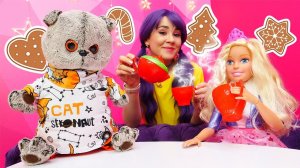 Кот Дымок и игрушки — Встречаем гостей и готовим печенье из Плейдо — Смешные видео для детей