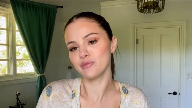 Selena Gomez's Guide to the Perfect Cat Eye | Beauty Secrets | Vogue смотреть онлайн