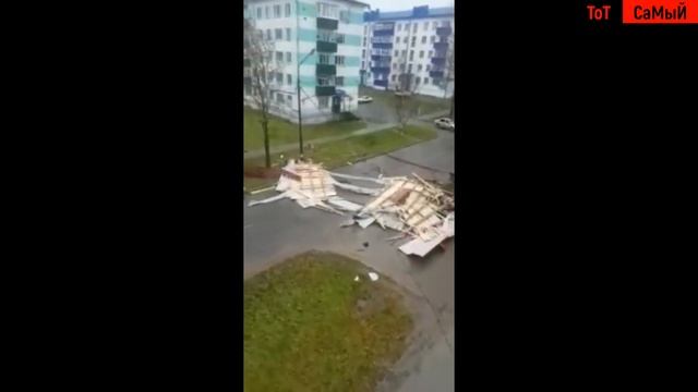 Момент смертоносного падения крыши на людей на Сахалине попал на видео смотреть онлайн