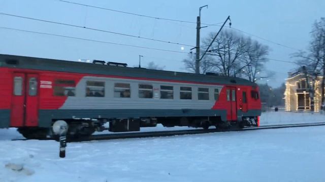 Отправление электропоезда ЭТ2М-051 со станции Новый Петергоф, г. Санкт-Петербург. смотреть онлайн