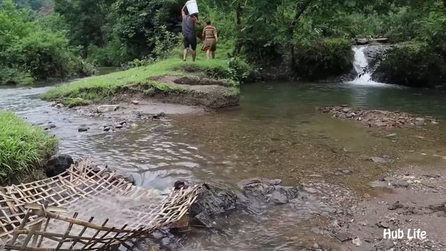 Survival Primitive: Meet Big fish in underground crack, Catch fish Cooking with fish смотреть онлайн