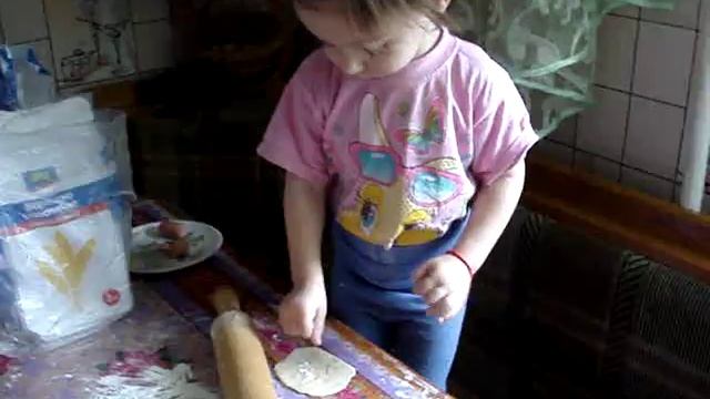 Учимся раскатывать тесто смотреть онлайн