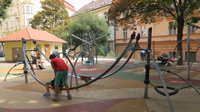 Детская площадка в Праге смотреть онлайн