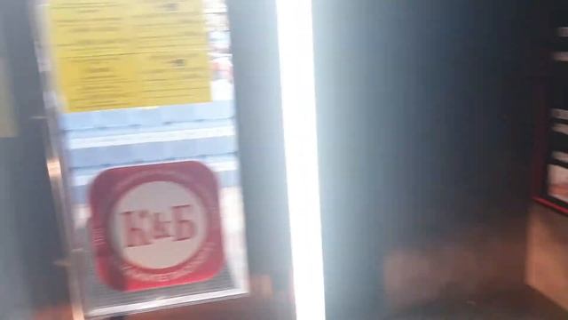 Кот возле магазина Красное-Белое смотреть онлайн