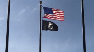 Что за чёрный флажок всегда под американским флагом в парках и на зданиях Нью-Йорка?