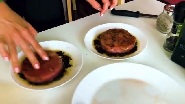 СЛАВНЫЙ СТЕЙК. СТЕЙК ИЗ ТУНЦА В КУНЖУТЕ НА СКОВОРОДЕ. смотреть онлайн