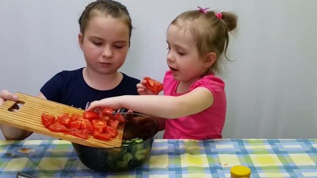Дети готовят салат быстро и вкусно. Cалат из помидоров и огурцов с соевым соусом смотреть онлайн