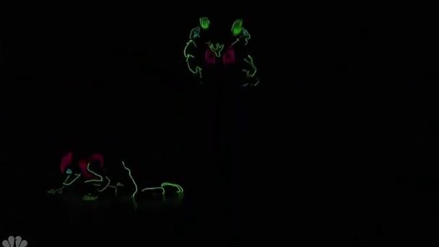 Удивительный танец в светящихся костюмах под [дабстеп] _ [dub Step] _ [даб степ]