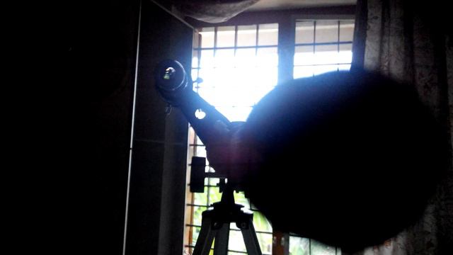 Pigeon Filmed through Celestron 50 AZ Telescope смотреть онлайн