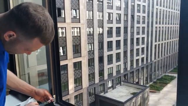 Замена фурнитуры со скрытыми петлями на алюминиевые окна. Устранение продувания ЖК Искра-парк