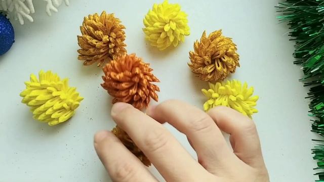 Как сделать шишку своими руками из фоамирана. Новогодние украшения. Шишка своїми руками із фоаміран смотреть онлайн