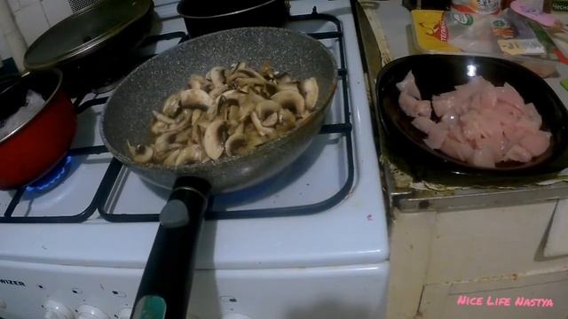 Вкусный ужин // курица под сливочно-грибным соусом смотреть онлайн