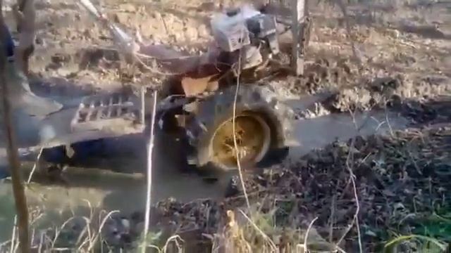 Мотоблок в грязи на тракторных колёсах смотреть онлайн