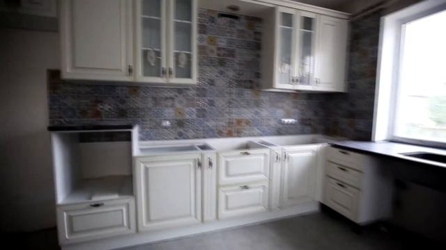 Классическая кухня на заказ из МДФ в эмали с патиной за 460 тыс! (Фабрика Нюанс Кухни) смотреть онлайн