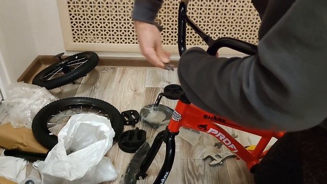 Сборка детского велосипеда Profi, колеса 14 дюймов из коробки_часть 1 смотреть онлайн