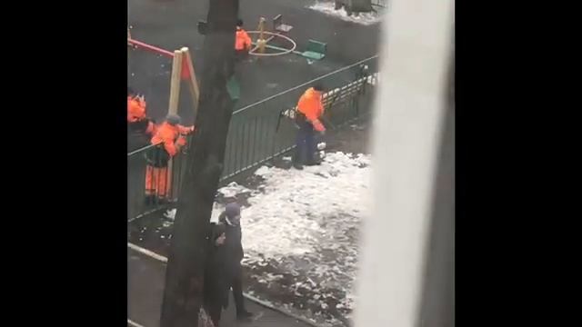 Работа кипит. #дворник,#москва,#басманныйрайон,#центр. смотреть онлайн