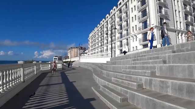 Анапа. ЖК "Граф Толстой", новая набережная, спуск на пляж 40 лет Победы, море штормит. смотреть онлайн