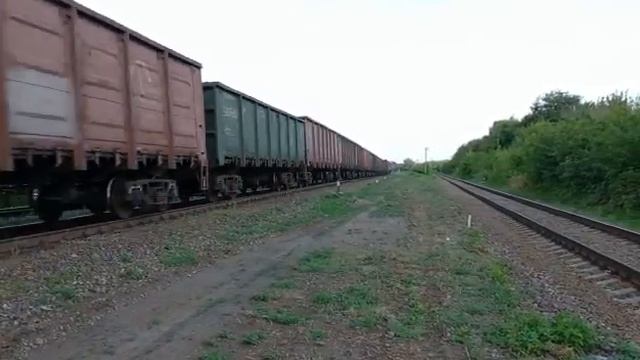 2ТЭ25КМ 0041 с другим свистком,приветливой бригадой и грузовым поездом идёт на разгон