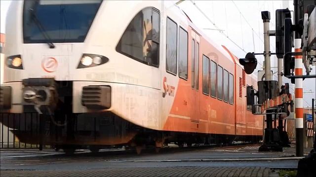 " The Trains " - Nikon Coolpix L820 - Full HD 30 Fps - Leeuwarden Trainstation смотреть онлайн