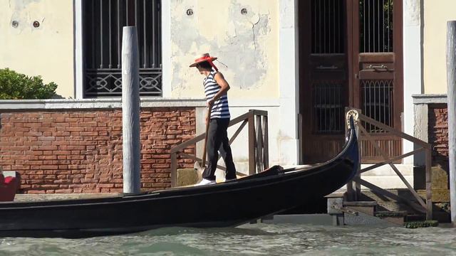 Rowing A Gondola In Venice смотреть онлайн