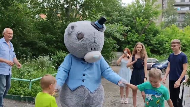 Медведь Тедди поздравляет красивым букетом и танцами смотреть онлайн