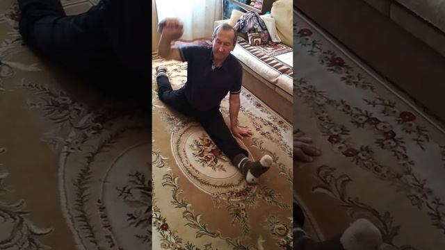 Поднятие гири в шпагате смотреть онлайн