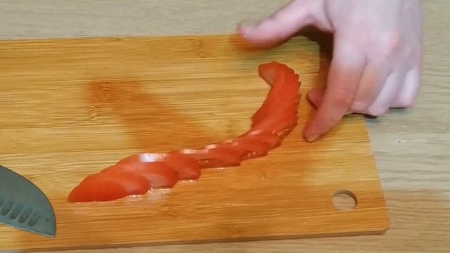 ? Роза из помидор - УКРАШЕНИЯ БЛЮД - как вырезать цветок из овощей - КАРВИНГ для начинающих? смотреть онлайн