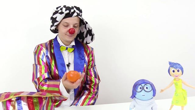 Funny Clown Videos For Kids. Le Clown Is A Juggler!