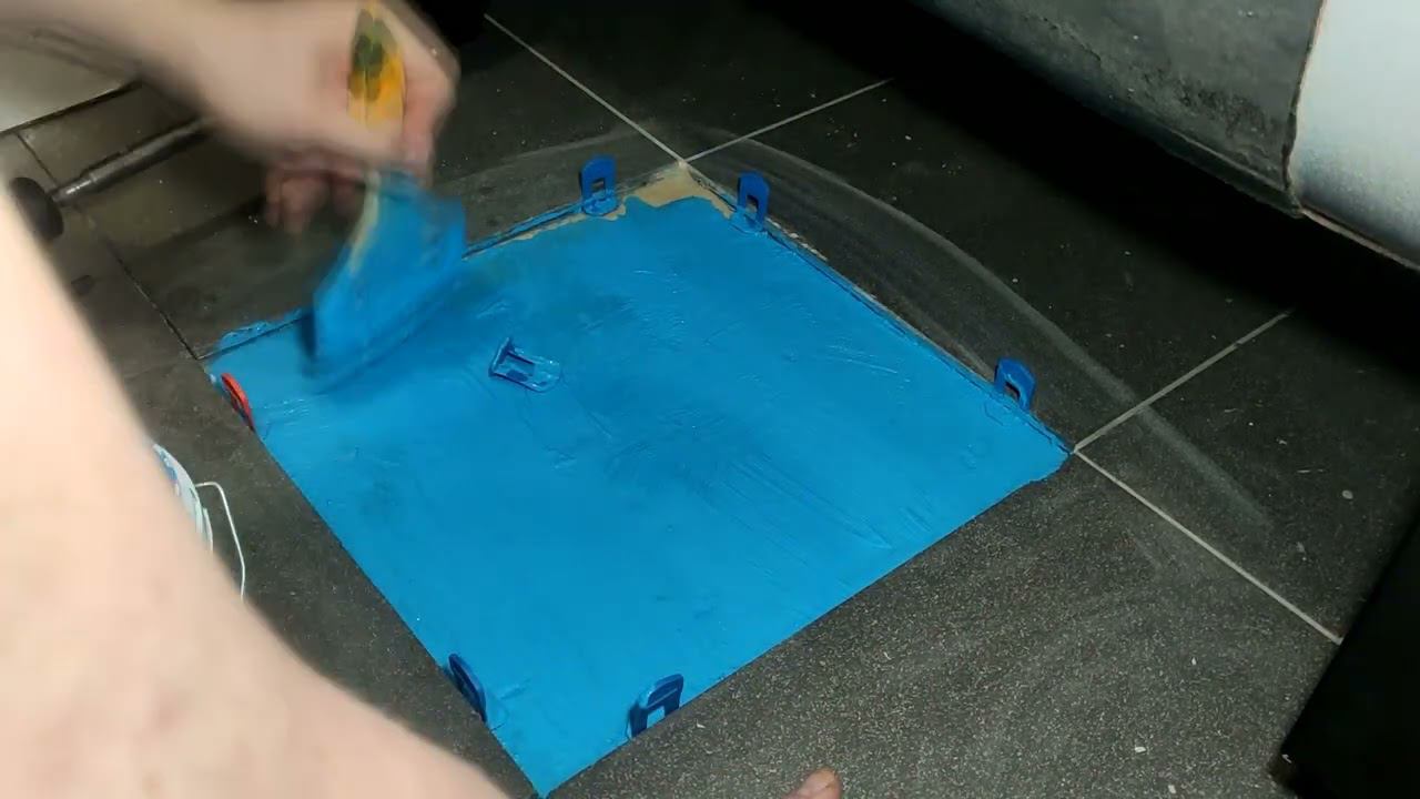 Замена треснувшей керамической плитки. Как заменить самому. Ремонт в ванной комнате.