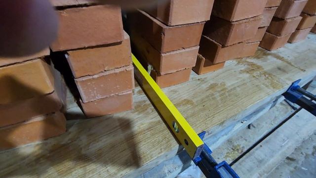 Склейка столешницы ,  появилась щель, спасаем столешницу кучей кирпича