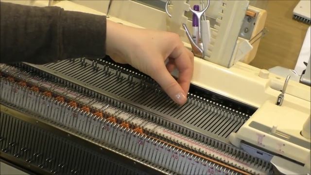 Вязание на двух фонтура. Вязание резинки 2х2. Закрытие петель на двух фонтурах. смотреть онлайн