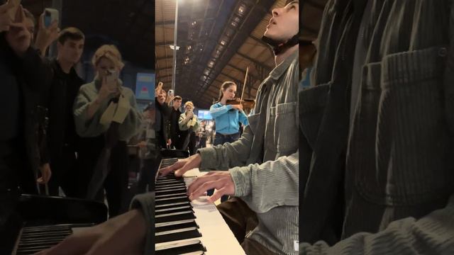 Expérience de Ludovico Einaudi, piano avec violon dans une gare смотреть онлайн