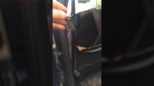 Как открыть дверь в машине ( если ее заклинило )