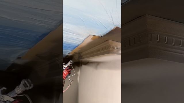 Свежевыкрашенный карниз. Безвоздушная покраска. смотреть онлайн