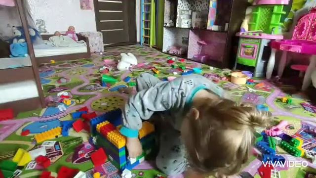 Сёстры играют в конструктор,детская комната,игра,сбор домика,старшая строит младшая ломает, смотреть онлайн