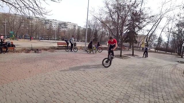 Дарю цветы Бабушкам на 8 Марта.Покатухи на БМХ. смотреть онлайн