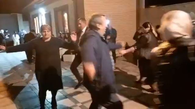 Муслим Магомедов.Вы должны были это видеть и слышать. Даргинская песня живьем - украсила свадьбу. смотреть онлайн