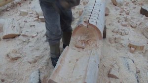 Рубка паза в бревне при помощи тесла