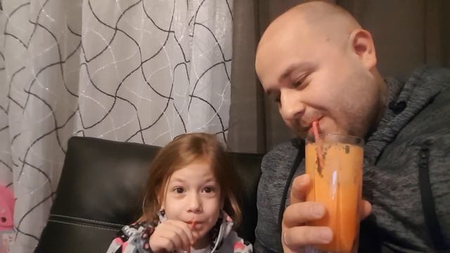 Наш фирменный свежевыжатый сок! смотреть онлайн