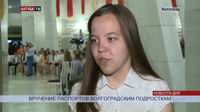 Я достаю из широких штанин дубликатом бесценного груза.