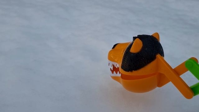 Тигр ищет машинку в снегу смотреть онлайн